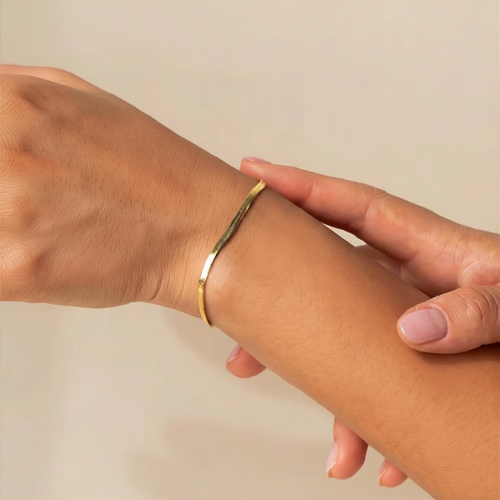 Brățară Herringbone de 3 mm din oțel inoxidabil placat cu aur 18K, produs de Miagini, afișată în imagine.