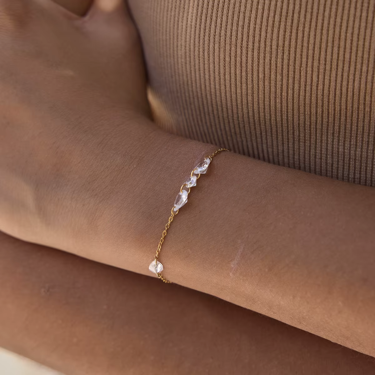 Brățară Miagini Teardrop cu charm și zirconiu cubic, otel inoxidabil placat cu aur 18K, elemente elegante și strălucitoare