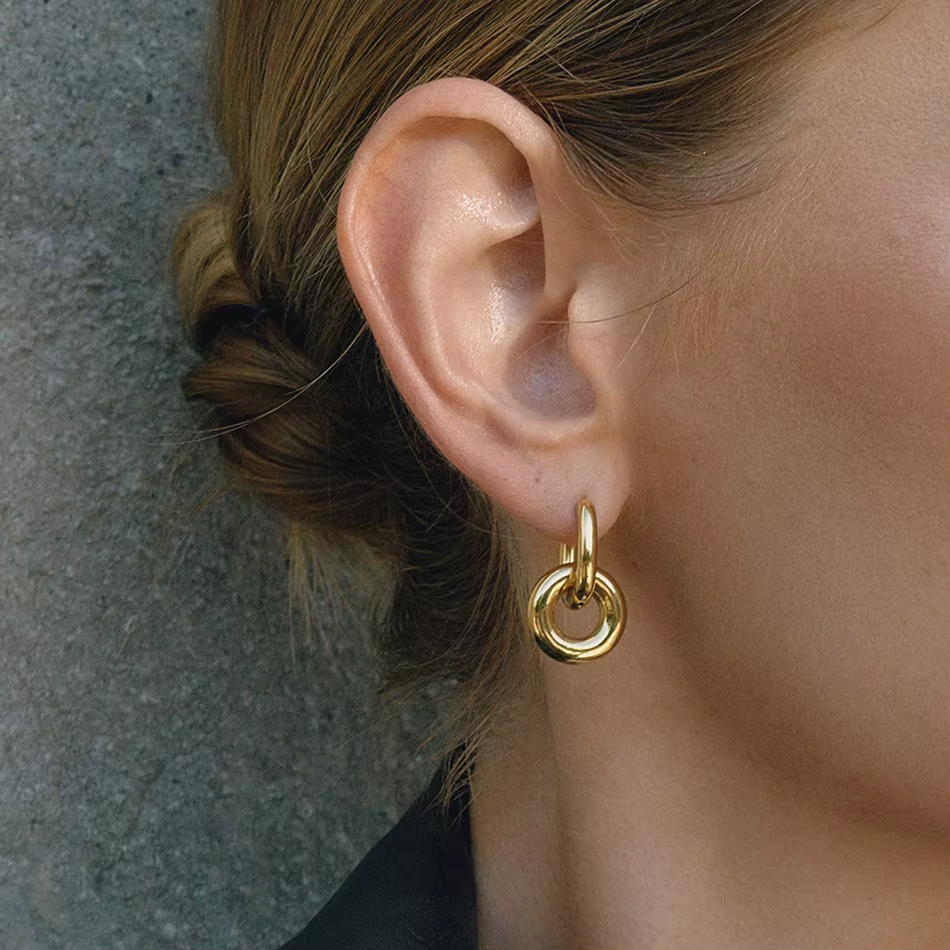 Cercei drop din oțel inoxidabil placat cu aur 18K, formă dublă de cerc, de la brandul Miagini, pentru un look elegant.