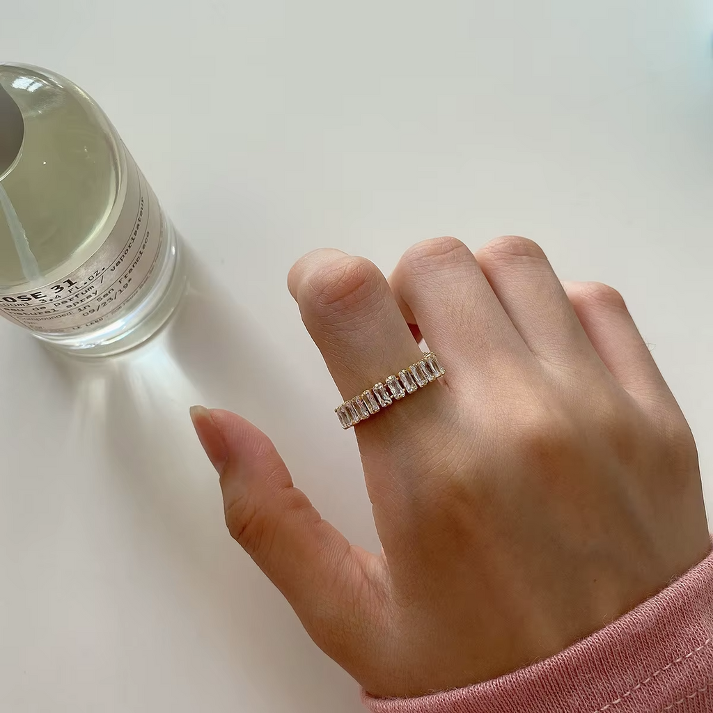Inel tennis cu zirconiu cubic, din oțel inoxidabil placat cu aur 18K, de la brandul Miagini, vizibil pe imagine.