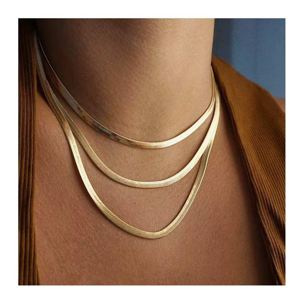 Colier Herringbone de 3 mm din oțel inoxidabil placat cu aur 18K, design elegant, brand Miagini, vizibil în imagine.