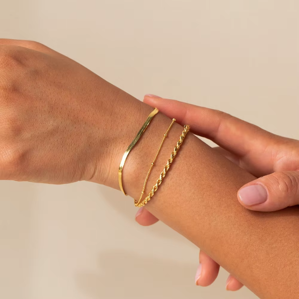 Brățară herringbone de 3 mm din oțel inoxidabil placată cu aur 18K, accesoriu elegant pentru încheietură.
