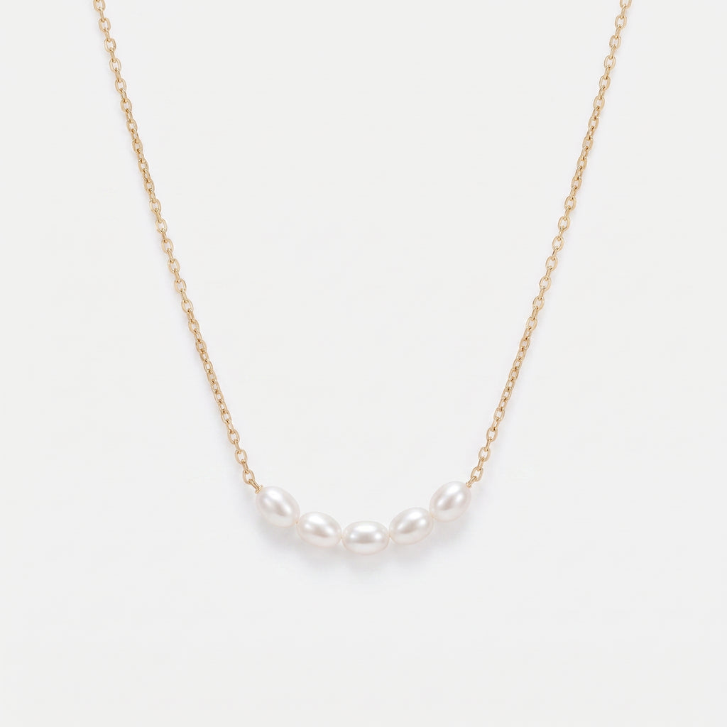 Colier minimalist cu perlă din oțel inoxidabil placat cu aur 18K, design elegant și modern, vizibil din vedere aeriană.