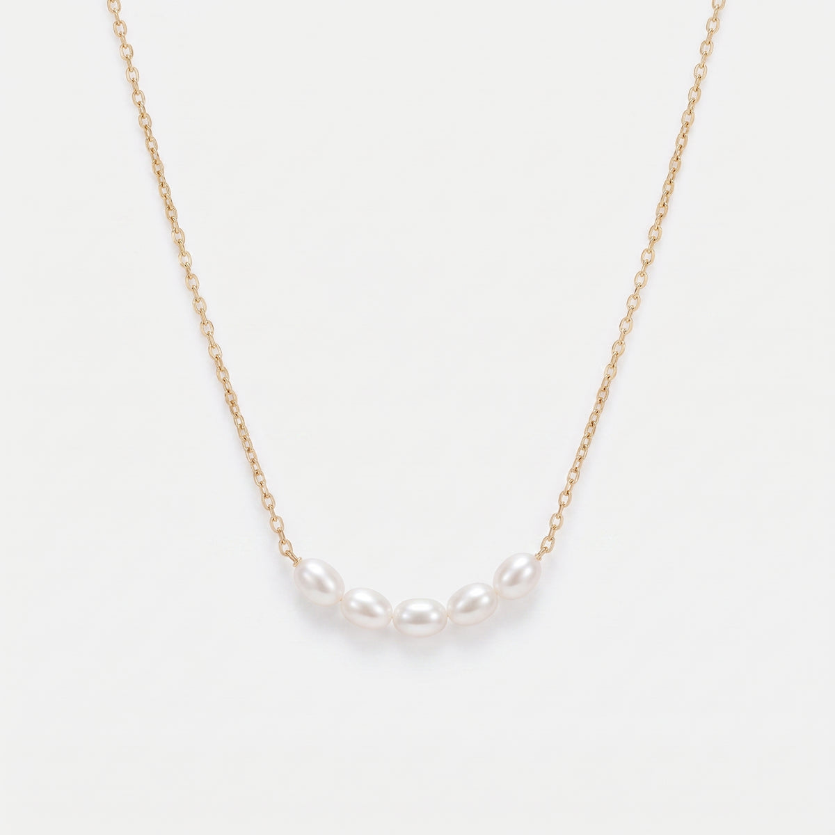 Colier minimalist cu perlă din oțel inoxidabil placat cu aur 18K, design elegant și modern, vizibil din vedere aeriană.